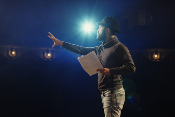A Escrita Terapêutica no Teatro: Dramaturgia Para Elaborar Emoções
